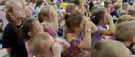Dzieci oglądają sztukę teatralną z udziałem aktorów