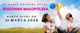 Banner programu małopolska rodzinna nabór ofert do 12 marca 2025 na łące siedzi kobieta i mężczyzna w pozycji "po turecku" na ich kolanach siedzą dzieci. Wszyscy w białych koszulkach, mężczyzna jedną ręką podtrzymuje dziecko a drugą unosi w górę z trzema balonami różowym, niebieskim i żółtym. Za napisami piękne niebieskie niebo i parę chmurek.