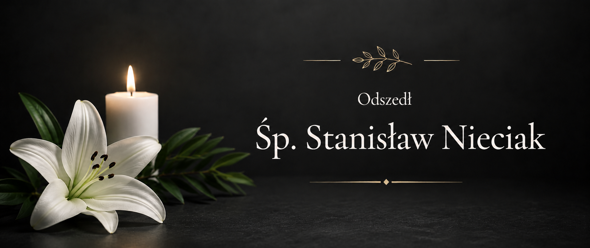 Grafika kondolencyjna utrzymana w stonowanej, ciemnej kolorystyce. Po lewej stronie widoczna jest zapalona biała świeca oraz biała lilia z zielonymi liśćmi, symbolizujące pamięć, szacunek i żałobę. Po prawej stronie, na czarnym tle, umieszczono elegancki napis: „Odszedł Śp. Stanisław Nieciak”, otoczony subtelnymi złotymi elementami dekoracyjnymi. Całość ma spokojny i uroczysty charakter, wyrażający hołd dla zmarłego.