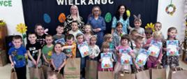 Pani Dyrektor oraz nauczycielki zaangażowane w organizację konkursu, pozują do zdjęcia wraz z nagrodzonymi uczestnikami