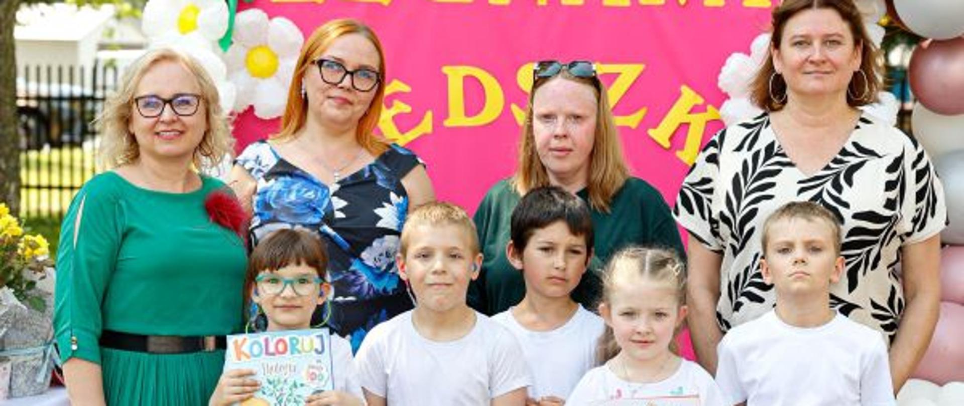 Grupa Rysi pozuje do zdjęcia wraz z nauczycielkami i Dyrekcją