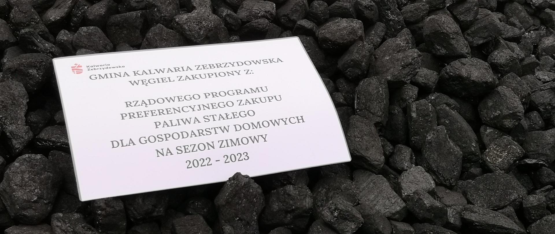 Na węglu kartka z informacją, że węgiel został zakupiony z programu rządowego