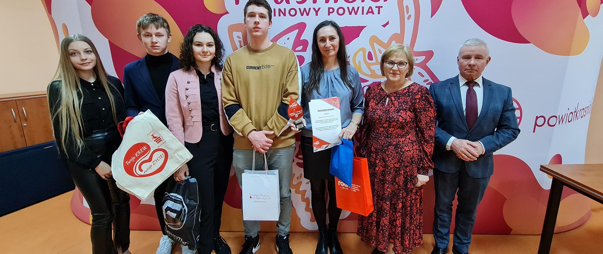 Od prawej: Starosta Kraśnicki Andrzej Rolla, Dyrektor Regionalnego Centrum Krwiodawstwa i Krwiolecznictwa Małgorzata Orzeł z uczestnikami XVII edycji Akcji Promującej Honorowe Krwiodawstwo.