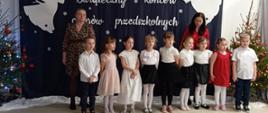 Występujące dzieci wraz z nauczycielkami