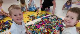 Dzieci w trakcie zabawy klockami LEGO