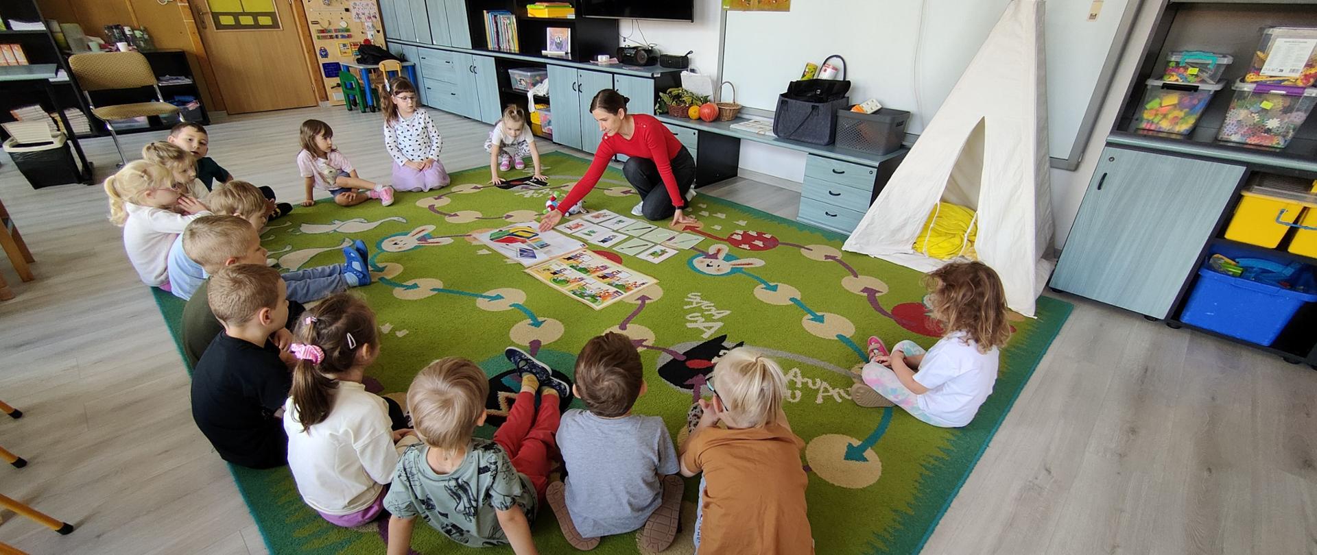 Dzieci w trakcie zajęć angielskiego