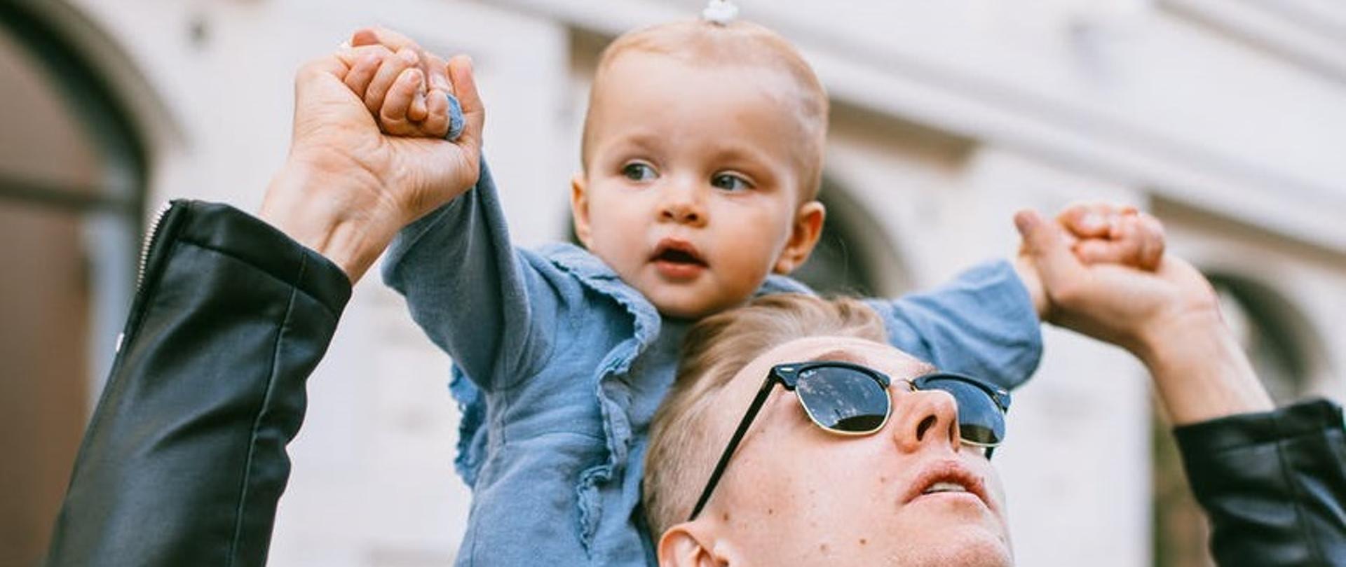 dziecko z tatą na fotografii 