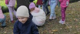 Dzieci zbierają żołędzie i kasztany