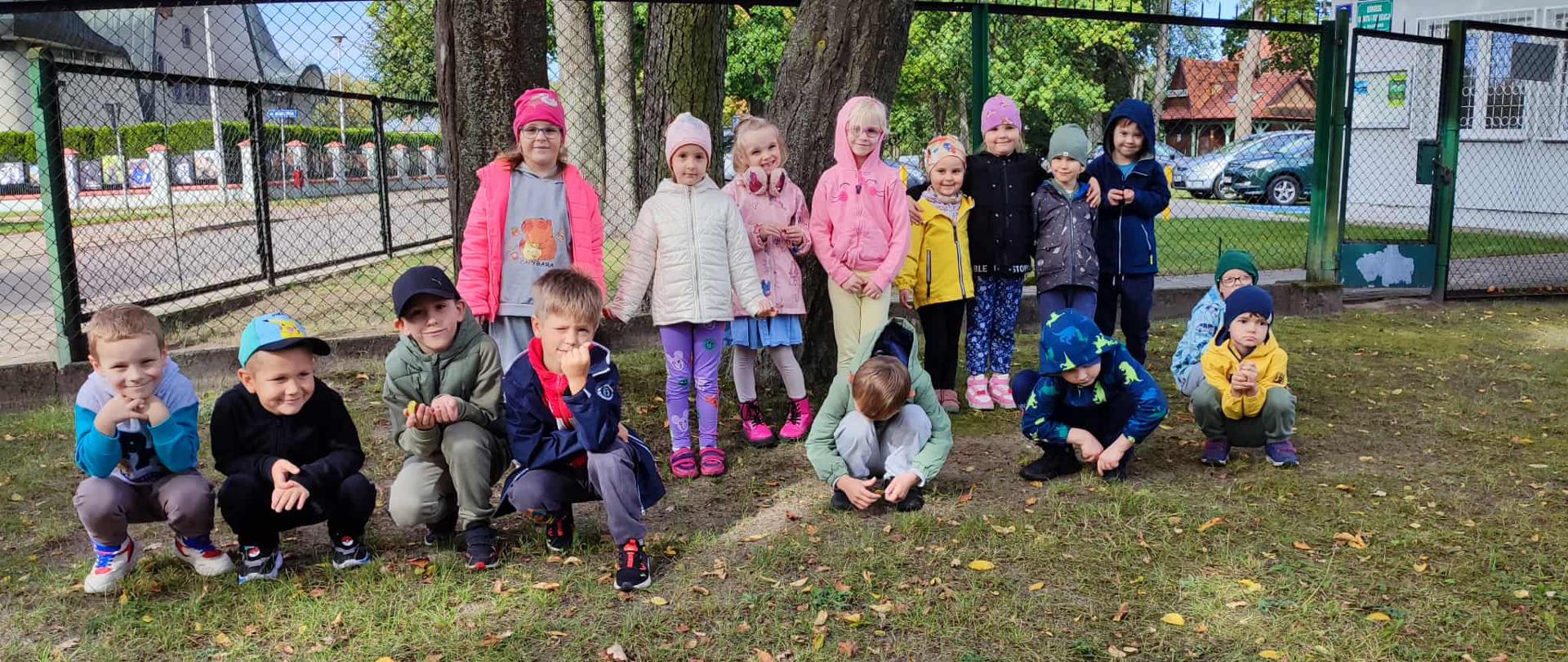 Przedszkolaki pozują do zdjęcia