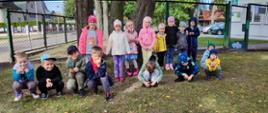Przedszkolaki pozują do zdjęcia