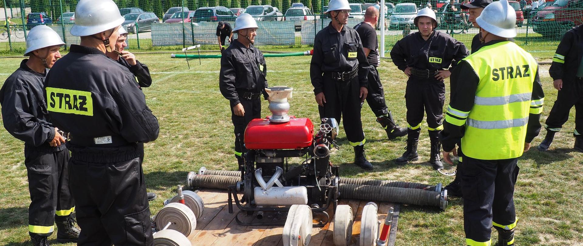 Rywalizacja Druhów OSP podczas Miejsko-Gminnych Zawodów Sportowo-Pożarniczych w Urzędowie