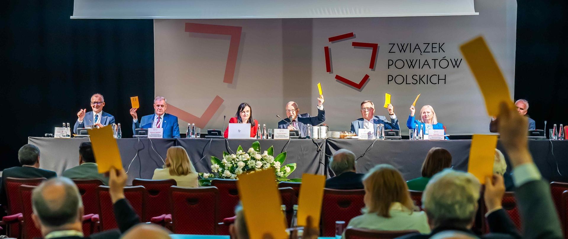 Głosowanie podczas XXXII Zgromadzenia Ogólnego Związku Powiatów Polskich, głosuje wiceprezes Zarządu ZPP, starosta bielski Sławomir Jerzy Snarski (drugi z lewej)