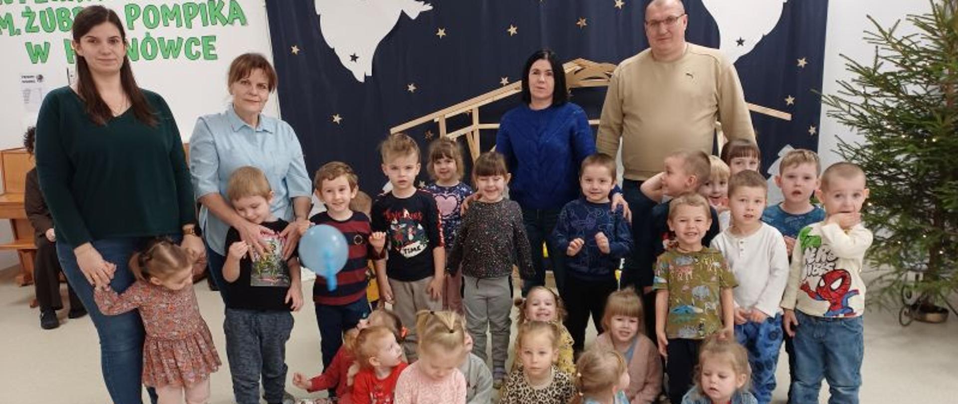 Pamiątkowe zdjęcie grupy z ratownikiem
