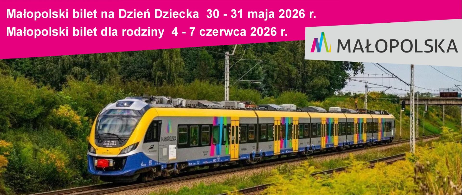 Grafika prezentująca kolorowy pociąg jadący po torach, w tle drzewa i krzewy. Górą informacja na różowym tle o Małopolskim bilecie na Dzień Dziecka oraz Małopolskim bilecie dla rodziny.