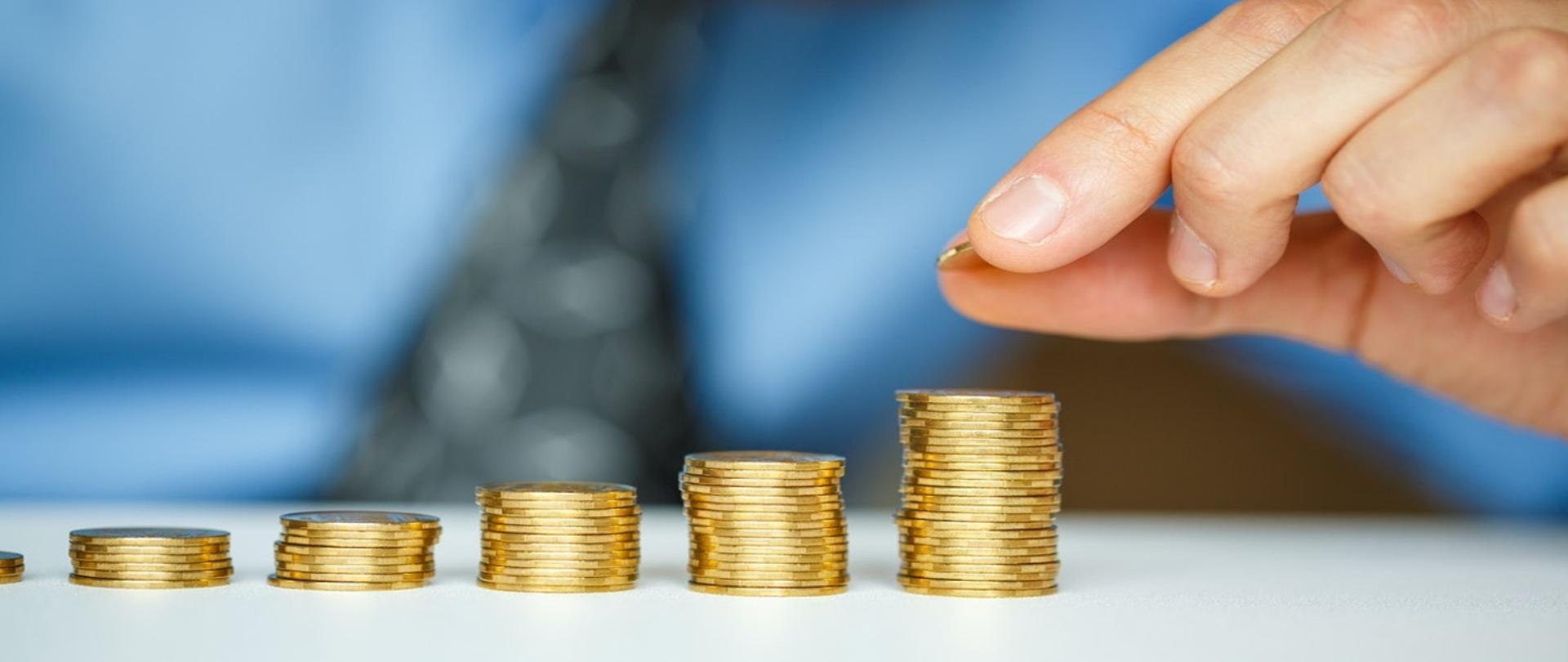 Wysokość miesięcznej składki na ubezpieczenie wypadkowe, chorobowe i macierzyńskie w II kwartale 2021 r. - grafika z monetami