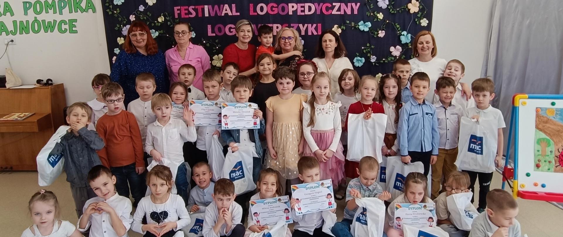 Dzieci pozują do zdjęcia wraz z organizatorami - dyrekcją i pracownikami Przedszkola