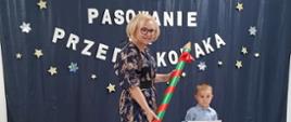 Pasowanie na przedszkolaka z udziałem dzieci i Pani Dyrektor.