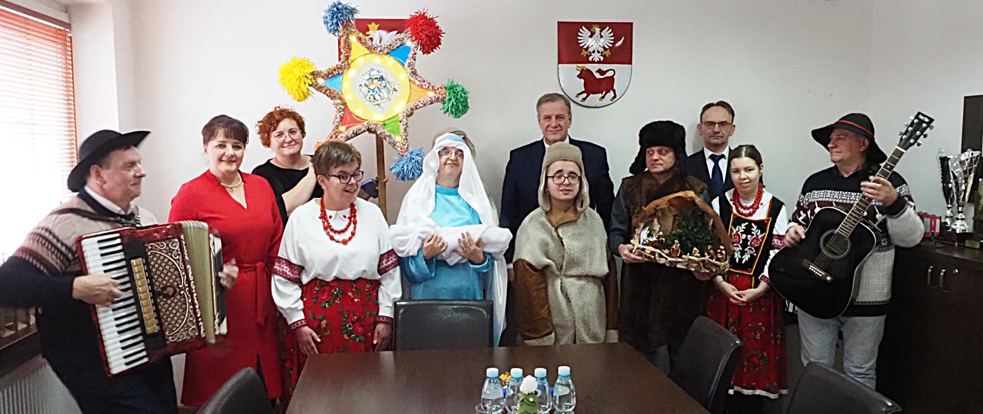 Kolędnicy z Warsztatu Terapii Zajęciowej w Starostwie Powiatowym