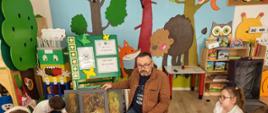 Artysta Zbigniew Budzyński podczas spotkania z dziećmi - analizujemy obrazy