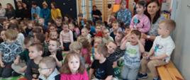 Dzieci wraz z nauczycielkami czekają na przedstawienie