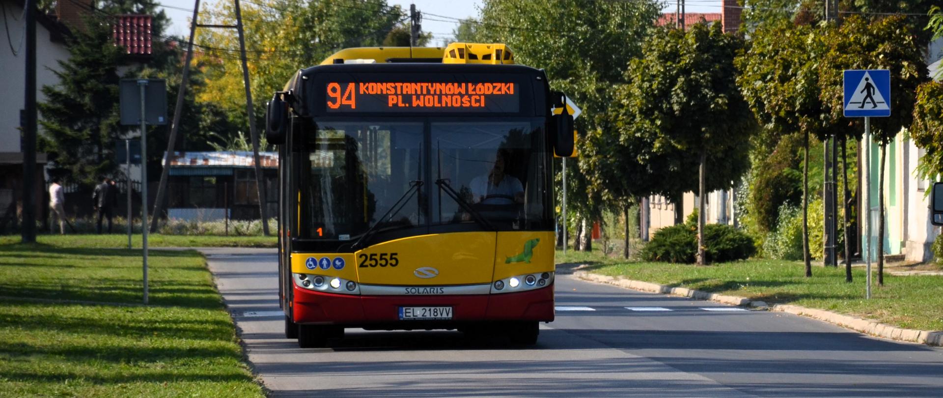 MPK Autobus 94 Konstantynów Łódzki Plac Wolności, jedzie obok parku