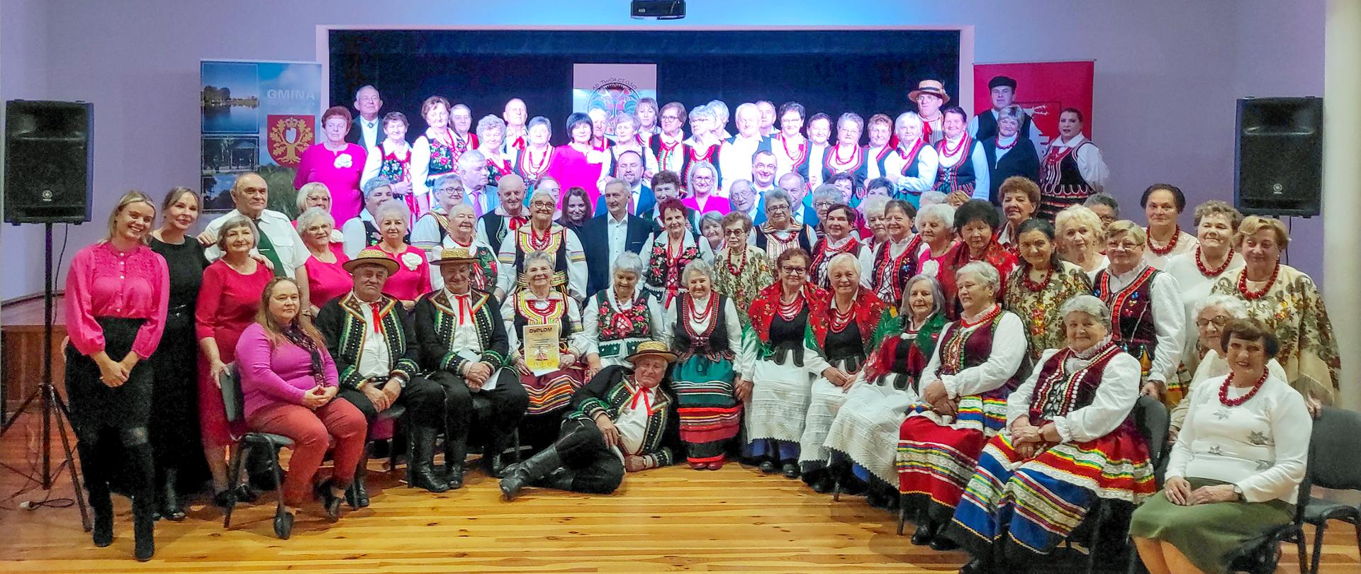 Pamiątkowe zdjęcie grupowe artystów z terenu Powiatu Kraśnickiego, którzy wzięli udział w przeglądzie. Na zdjęciu Artyści w strojach ludowych, jury i zaproszeni goście.