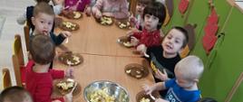 Dzieci próbują swojej sałatki