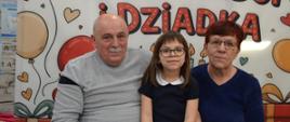 Dzieci pozują do zdjęcia z dziadkami
