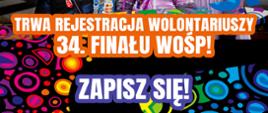 Kolorowy plakat 34. Finału Wielkiej Orkiestry Świątecznej Pomocy 2026. Na zdjęciu trzy osoby – dwie dziewczynki i kobieta – ubrane w ciepłe ubrania i kwiatowe wianki, stoją na ulicy z puszką WOŚP. W tle kolorowe, abstrakcyjne wzory. Napis: „Trwa rejestracja wolontariuszy 34. Finału WOŚP! Zapisz się!”.