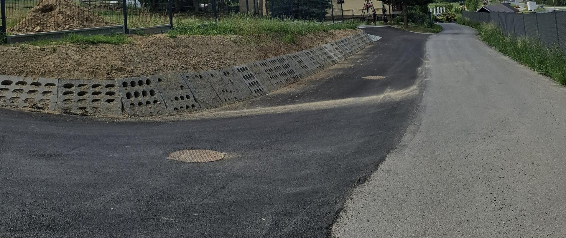 Zdjęcie przedstawia wykonanie części drogi nawierzchnią asfaltową na drodze k/Włodarczyka w miejscowości Rokiciny Podhalańskie