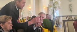 Jubileusz Pożycia Małżeńskiego czyli Złote Gody w Gminie Raba Wyżna - jubilaci podczas rozmów