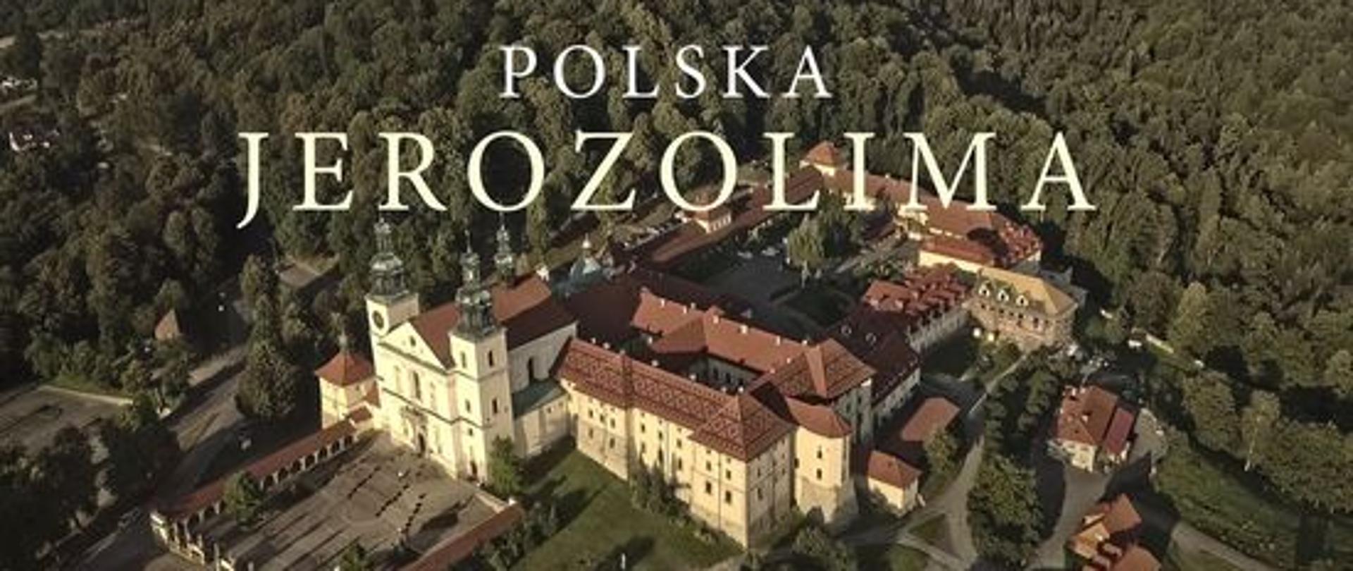 Zdjęcie Sanktuarium Pasyjno-Maryjne w Kalwarii Zebrzydowskiej z lotu ptaka. W górnej części napis" POLSKA JEROZOLIMA" 