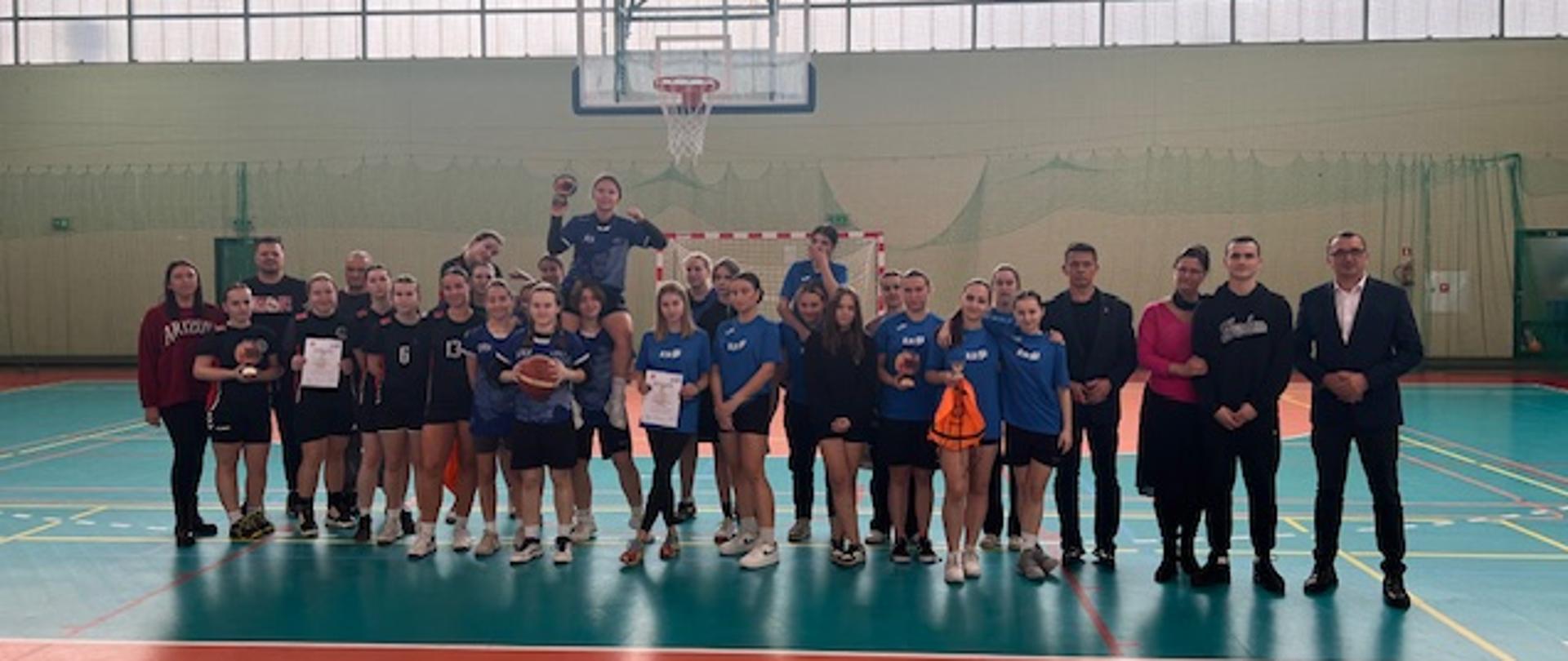 Uczestniczki turnieju wraz z opiekunami i organizatorami zawodów po wręczeniu nagród.