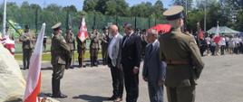 Złożenie kwiatów przez delegację z Urzędu Gminy.