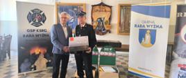 Przedstawiciele jednostki OSP podczas odbioru sprzętu AED wręczonego przez Zastępce Wójta Mieczysława Kurek.