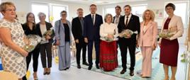 Zaproszeni goście podczas zwiedzania budynku.