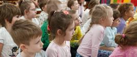 Dzieci oglądają sztukę teatralną z udziałem aktorów