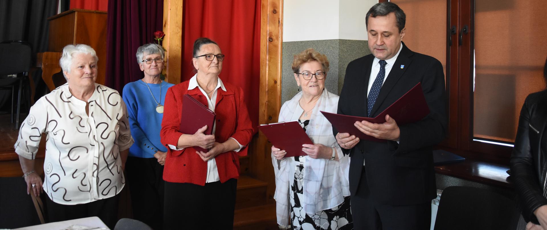 Uroczystość wręczenia seniorom odznaczeń przyznanych przez Zarząd Główny Polskiego Związku Emerytów, Rencistów i Inwalidów w Warszawie.