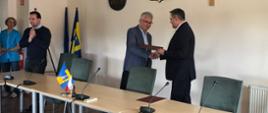 Zdjęcie przedstawia na sali obrad w Urzędzie Wójta Gminy Tomasza Rajce wręczającego akt powołania na Zastępcę wójta panu Mieczysławowi Kurek