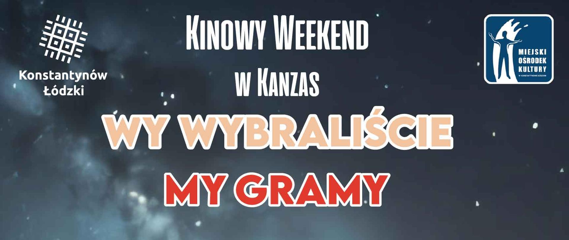 grafika promująca kino plenerowe. W lewym górnym rogu logo Konstantynowa Łódzkiego, w prawym logo Miejskiego Ośrodka Kultury. Pośrodku tekst: Kinowy Weekend w Kanzas, wy wybraliście, my gramy. Tło: nocne niebo z gwiazdami.