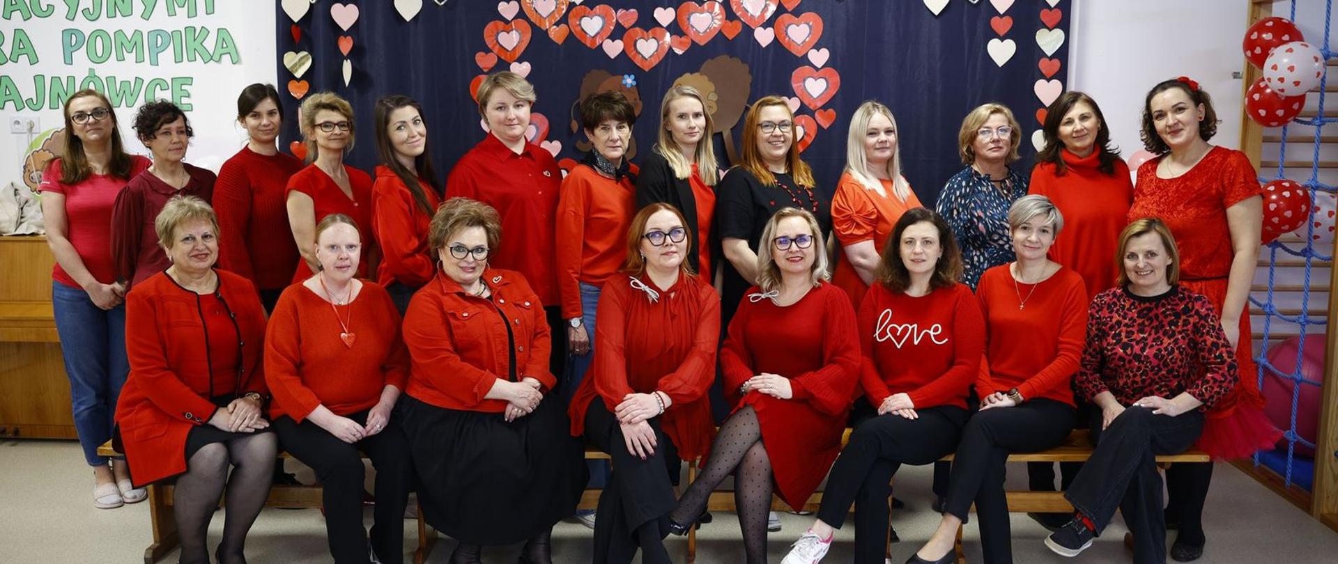 Kadra przedszkola pozuje do zdjęcia