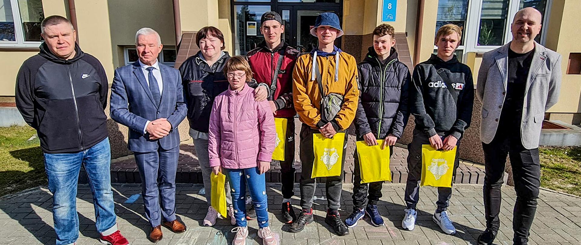 Zdjęcie przedstawia Starostę Kraśnickiego Andrzeja Rollę oraz uchodźców z miasta Browary na Ukrainie.