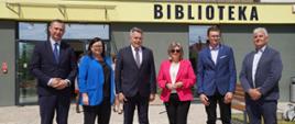 Przed budynkiem Gminnej Biblioteki Publicznej Gminy Leżajsk pozuje grupa sześcioro ludzi.