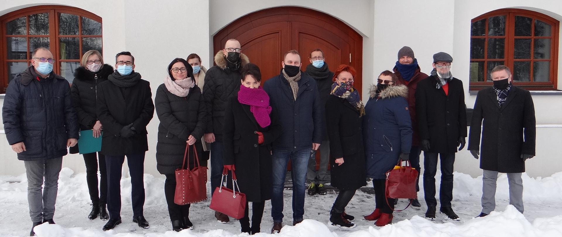 Goście z Jastrzębia-Zdroju przed Domem Przyrodnika 