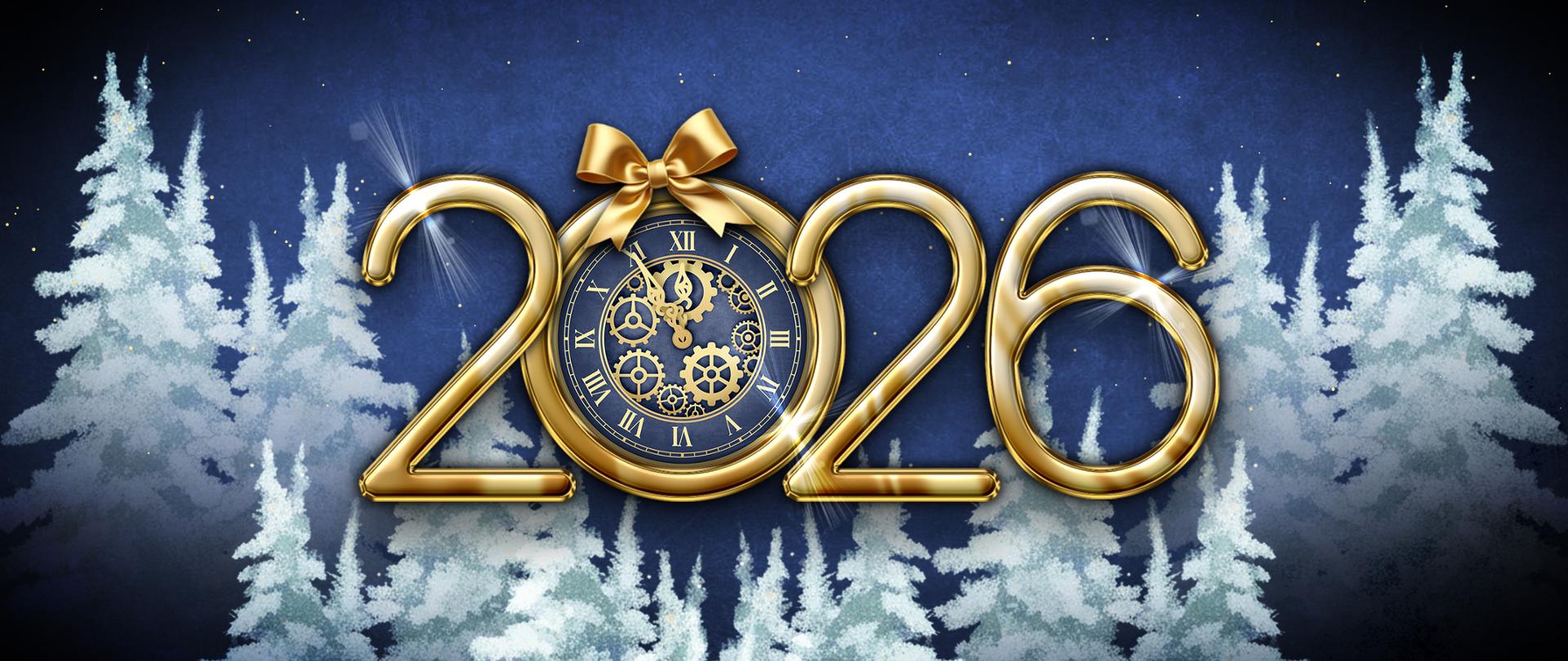 Grafika przedstawia noworoczną kompozycję z dużym napisem 2026 wykonanym z połyskującego złota. Cyfra zero została zastąpiona okrągłym zegarem o granatowej tarczy ze złotymi rzymskimi cyframi i widocznym wewnątrz dekoracyjnym mechanizmem trybików. Na górze zegara znajduje się elegancka, złota kokarda, a wskazówki są ustawione na godzinę dwunastą. Całość umieszczona jest na ciemnogranatowym tle z delikatnymi, świetlistymi punktami przypominającymi gwiezdny pył. W dolnej części grafiki oraz po bokach widoczne są ośnieżone sylwetki choinek w odcieniach bieli i błękitu, tworzące zimowy, leśny krajobraz.