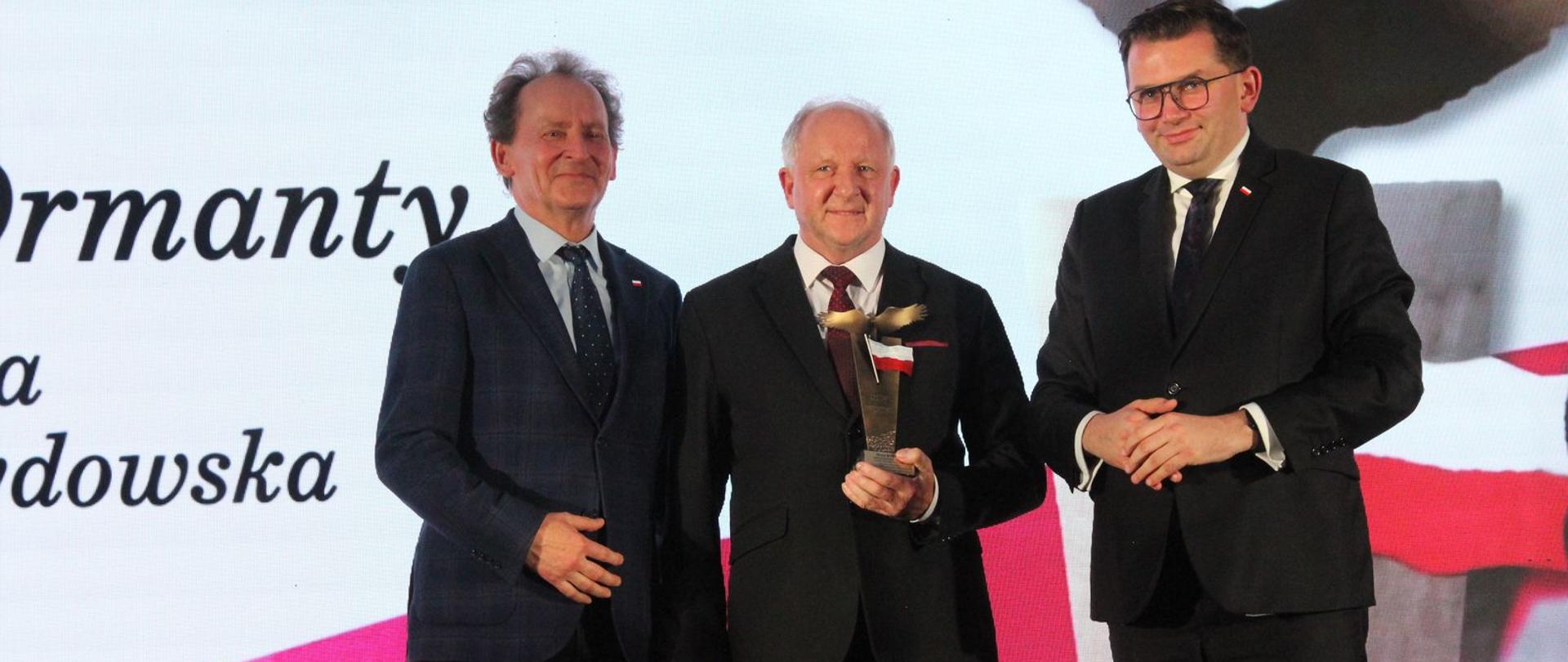 Trzech stojących mężczyzn 