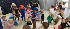 Dzieci w strojach karnawałowych podczas zabawy