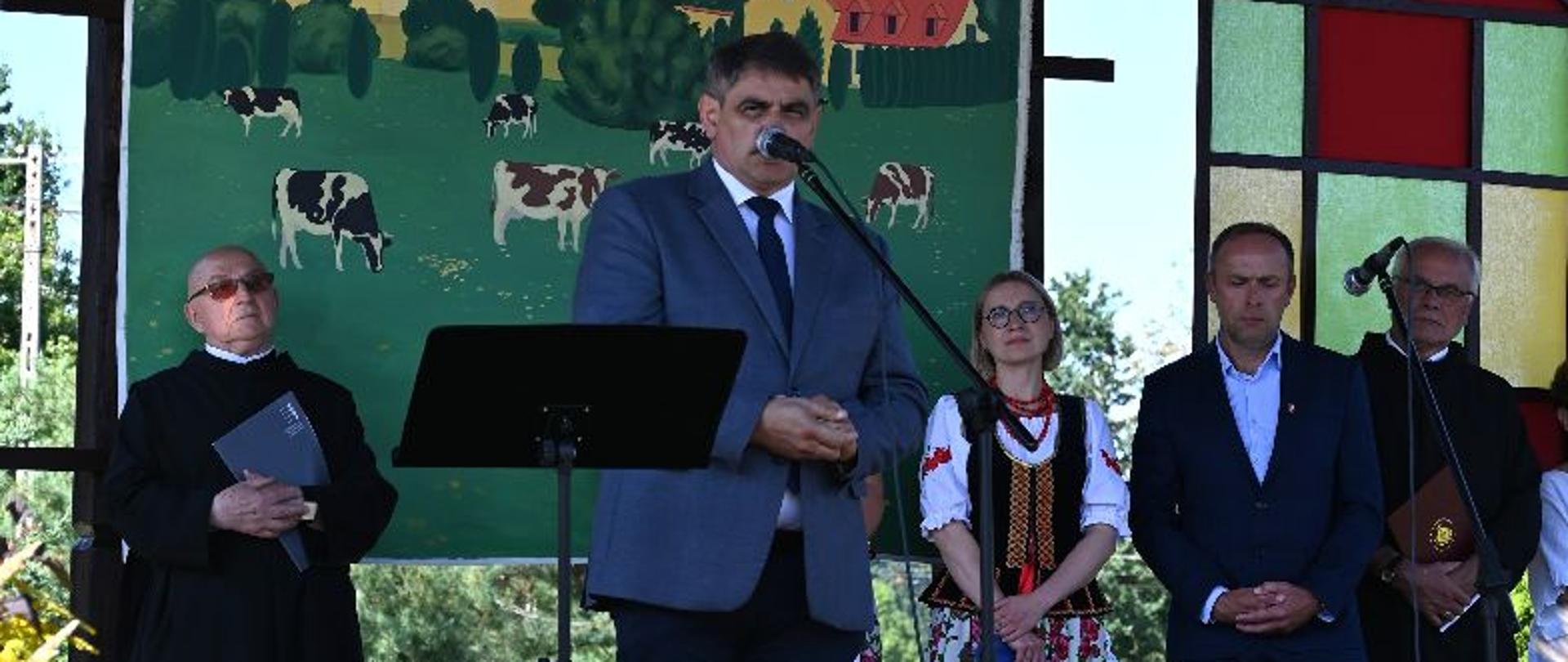 W czwartek, 4 września 2025 r., w Zebrzydowicach odbyło się XII Dożynkowe Spotkanie Integracyjne, organizowane przez Konwent Braci Bonifratrów. Wydarzenie zgromadziło liczne grono gości oraz uczestników z domów pomocy społecznej, warsztatów terapii zajęciowej i środowiskowych domów samopomocy – w sumie przedstawicieli 32 ośrodków z czterech województw.
