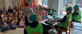 Artyści występują przed dziećmi, prezentują swój repertuar