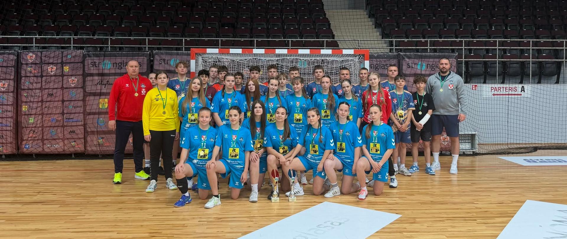 Zawodnicy drużyn męskiej i żeńskiej Klubu Sportowego Handball Bielsk Podlaski po sukcesie w międzynarodowym turnieju na Litwie